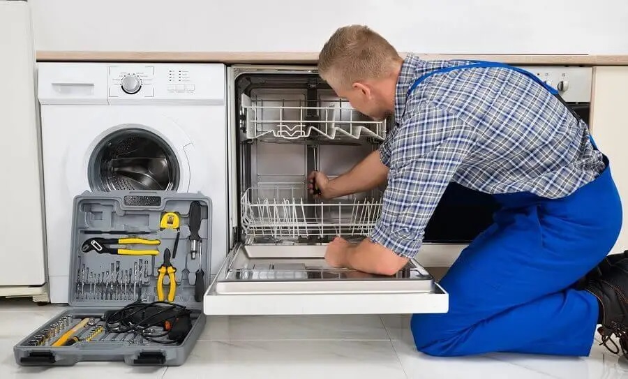 Pursaklar Dominox servisi teknisyen ekibi beyaz eşya tamiri yaparken